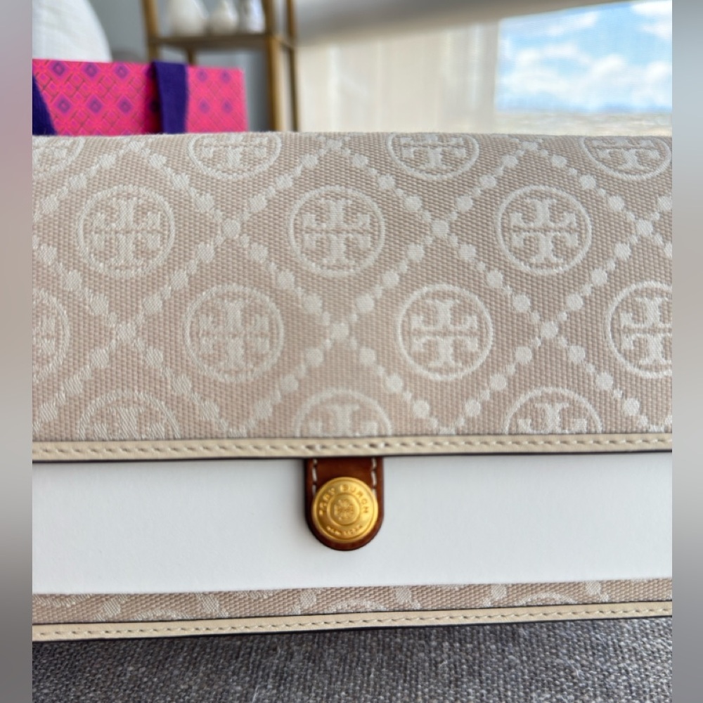 Tory Burch Beige and White Shoulder Bag - Picture 4 of 11